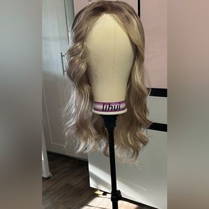 Chelsey smith cosmetics synthetic wig. Blonde with brown. Wavy